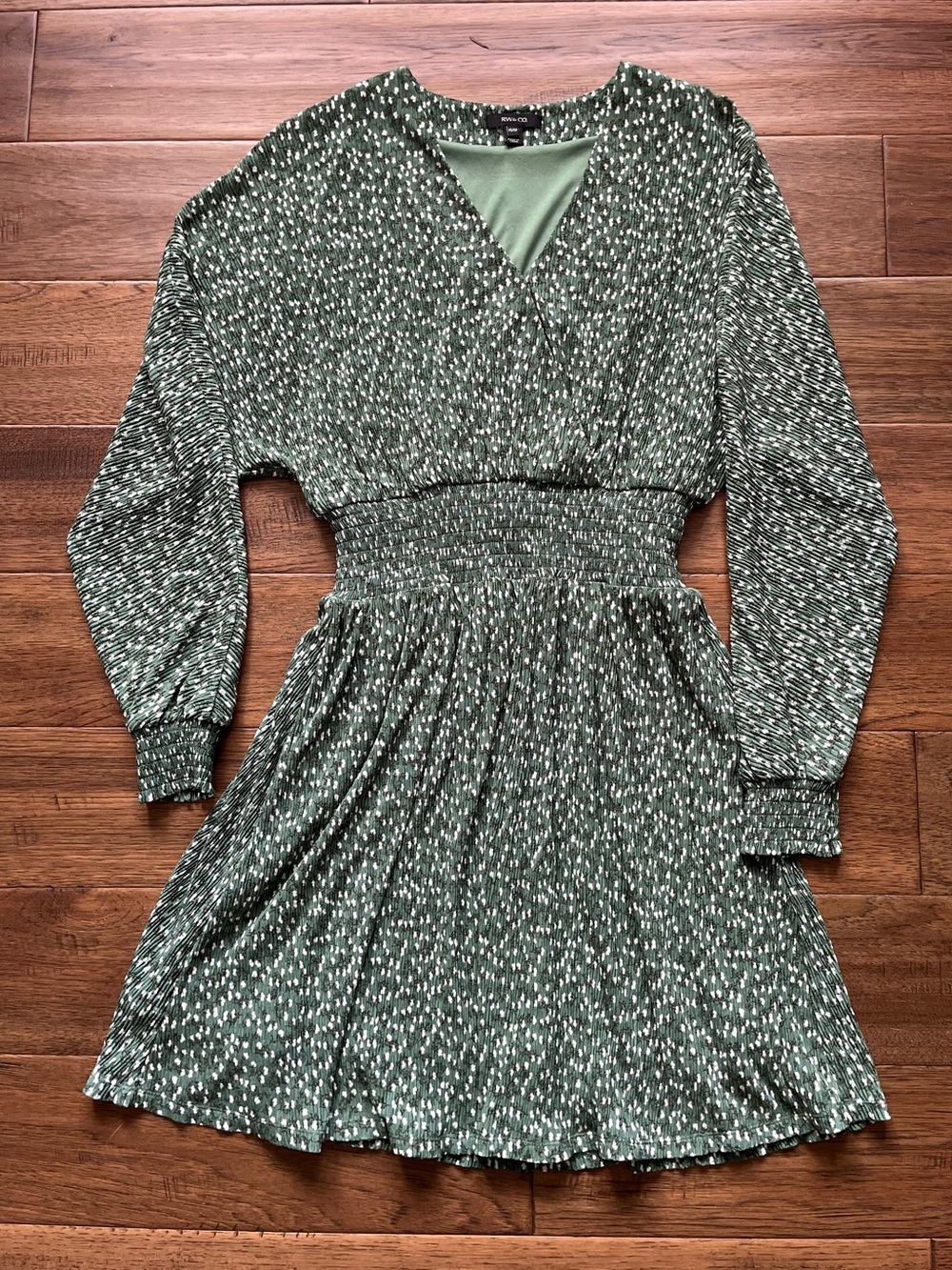 RW&CO. Green V-Neck Smocked-Waist Long Sleeve Dress XS - Picture 13 of 15